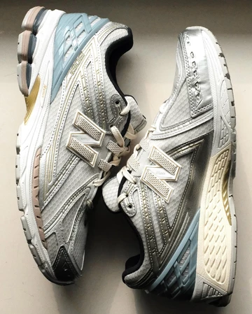 Der Kith New Balance 1906R White Blue von der Seite