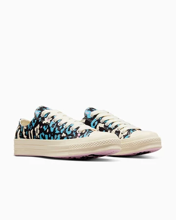 Der GOLF Le FLEUR Converse Chuck 70 Low Digital Leopard Pack in Teal von schräg außen