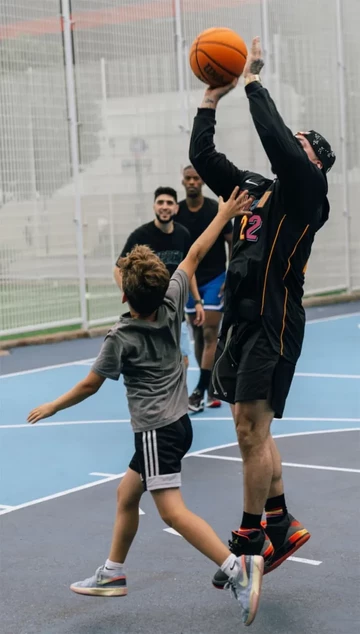 Ja Balvin mit dem J Balvin x Air Jordan 3 Rio auf dem Basketballplatz