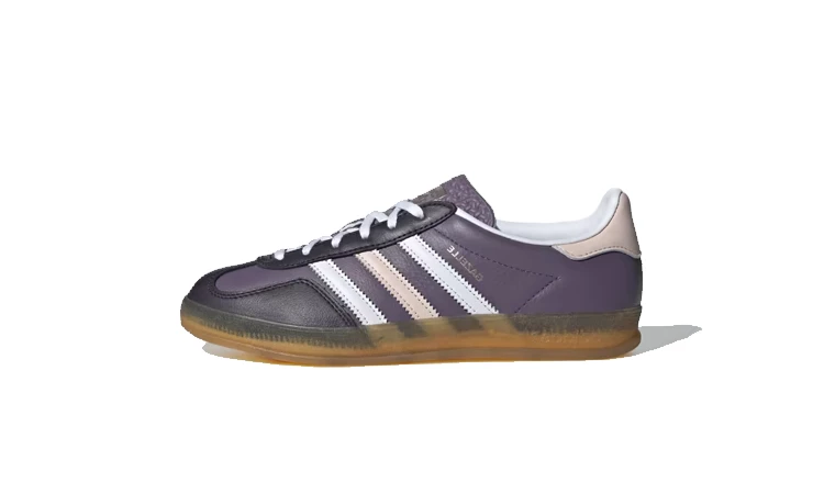 Die adidas Gazelle Indoor Shadow Violet von der Seite auf weißem Hintergrund