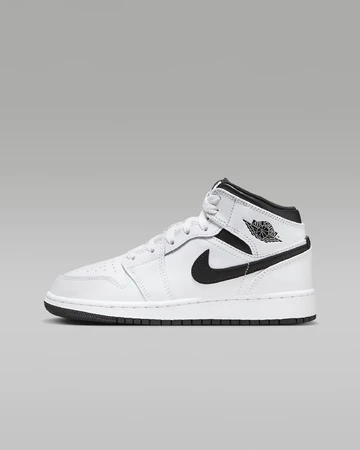 Der Jordan 1 Mid GS White Reverse Panda von außen