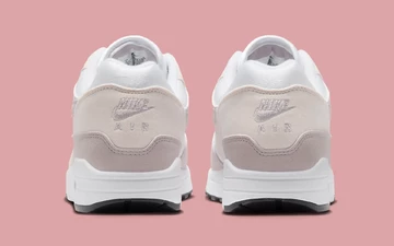 Nike Air Max 1 Platinum Violet auf pinkem Hintergrund Ferse