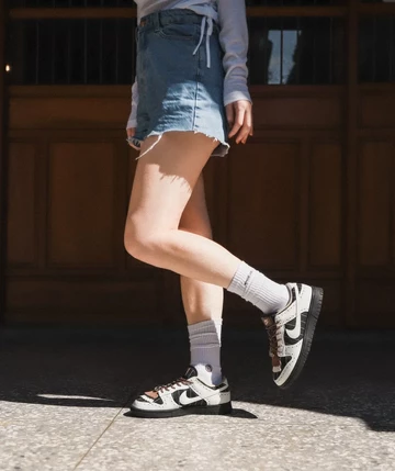 Nike Dunk Low LX Brogue Pinstripe am Fuß