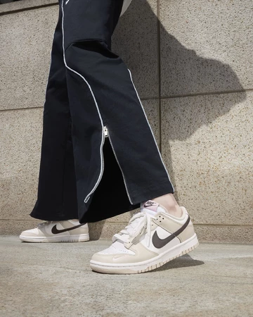 Ein Model trägt den Nike Dunk Low Neapolitan am Fuß