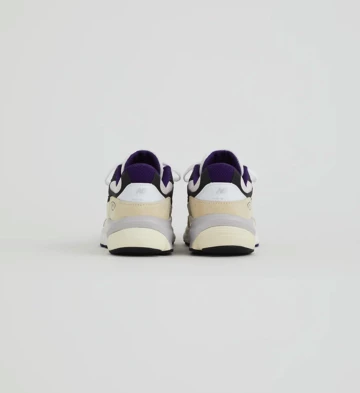 New Balance 990v6 Plum von hinten