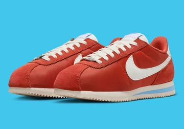 Der Nike Cortez Picante Red von schräg außen