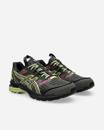 Schräge Ansicht vom Kiko Kostadinov ASICS US4-S GEL-Terrain Neon Lime