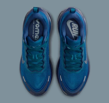 Swarovski x Nike Vomero Plus Blue Force von oben