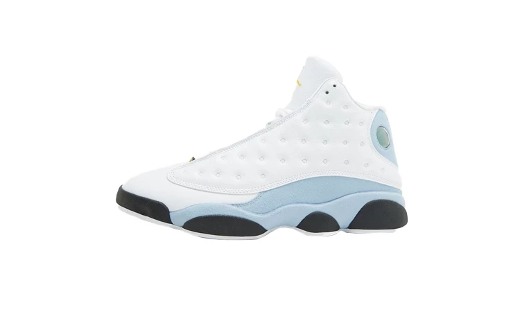 Jordan 13 Blue Grey von der Seite auf weißem Hintergrund