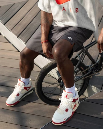 Nigel Sylvester x Air Jordan 4 Brick After Brick am Fuß