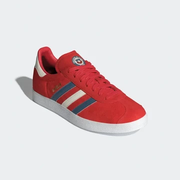 Die adidas Gazelle Chile schräg von außen