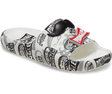 Der Pringles Crocs Classic Slide von schräg außen