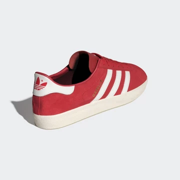 Die adidas Gazelle Decon Beta Scarlett von hinten