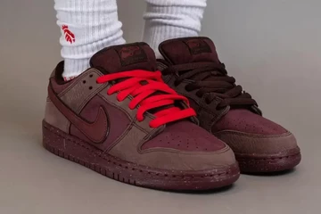 Der SB Dunk Low City of Love Burgundy Crush am Fuß schräg