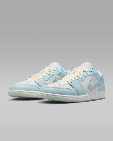 Jordan 1 Low Glacier Blue Summit White Paar schräg seitlich