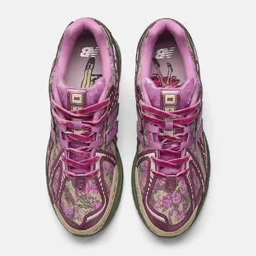 Jack Harlow x New Balance 1906R Flowered Pink Paar von oben