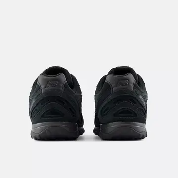 New Balance 204L Triple Black von hinten