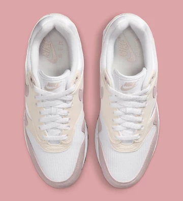 Nike Air Max 1 Platinum Violet auf pinkem Hintergrund von oben