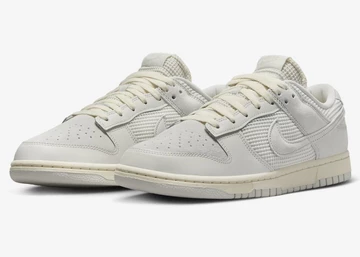 Der Dunk Low Phantom Light Bone von schräg außen