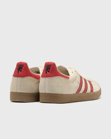 Manchester United x adidas Gazelle Terrace schräg