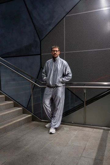 Christopher im Firebird silbernen Oversized Tracksuit von adidas