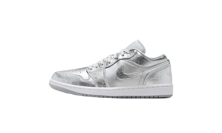 Jordan 1 Low Metallic Silver Titelbild auf weißem Hintergrund