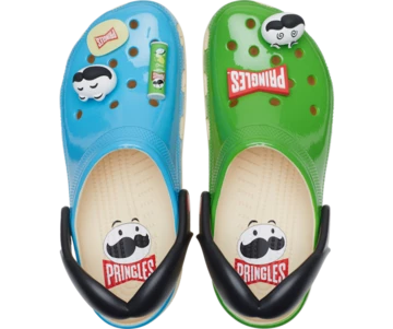 Die Classics Clogs aus dem Pringles Crocs Classic Pack von oben