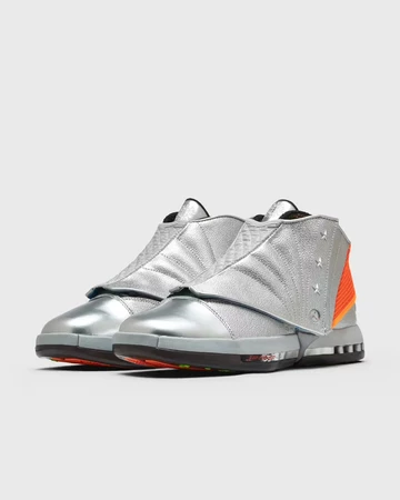 Free The Youth x Nike Jordan 16 schräg