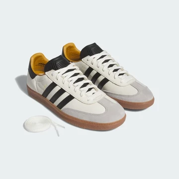 Der JJJJound adidas Samba Off White von schräg außen