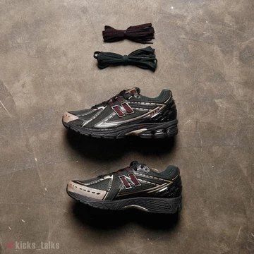 Der Kith New Balance 1906R Black von oben mit extra Schnürsenkeln