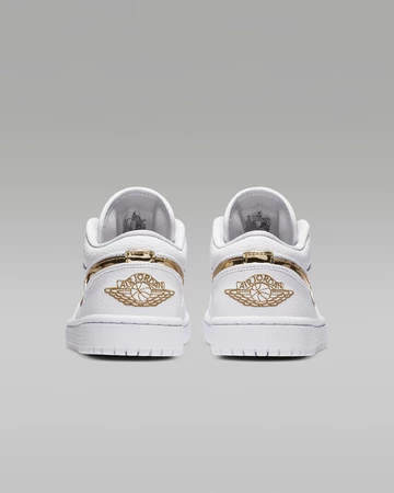 Air Jordan 1 Low Gold Metallic Swoosh von hinten