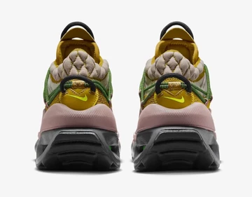 Der Nike Flyknit Venture Bronzine von hinten