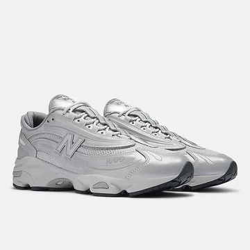 New Balance 1000 Metallic schräg frontal