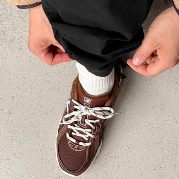 New Balance 740 Pumpernickel am Model