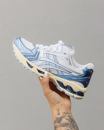 Gel Kayano 14 Denim Blue Cream - In der Hand
