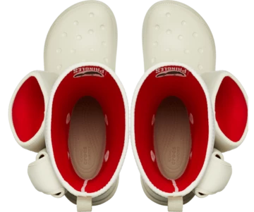 Die Classics Boots aus dem Pringles Crocs Classic Pack von oben