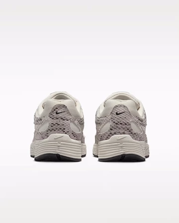 Nike P-6000 SE Light Bone Snakeskin von hinten