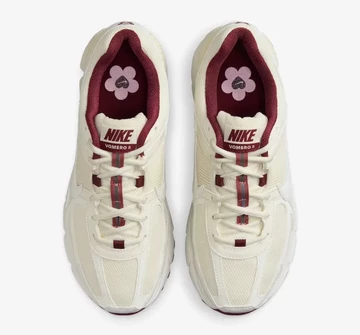 Nike Vomero 5 Valentines Day von Oben