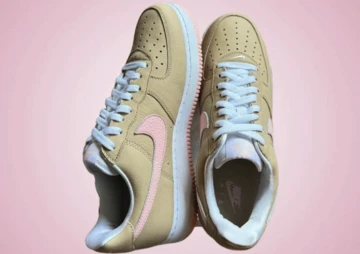 Air Force 1 Linen Paar auf rosa Untergrund