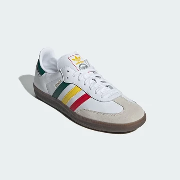 Der adidas Samba Rasta Core White von schräg außen