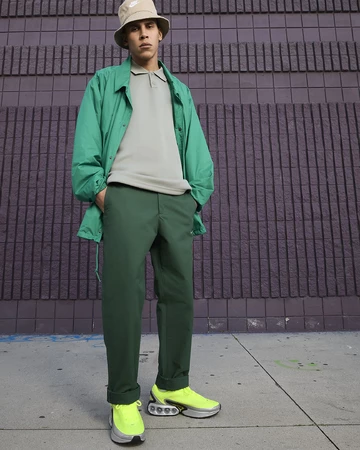 Ein Model trägt den Air Max DN Volt am Fuß