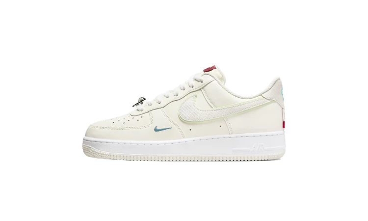 Der Air Force 1 Low Year of the Dragon Sail auf weißem Hintergrund