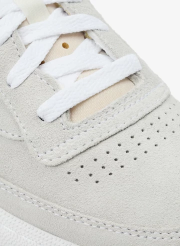 Details des JJJJound Reebok Club C 85 Grey Leather in Weiß