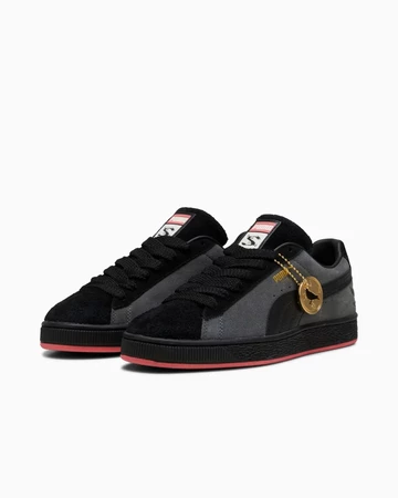 Der schwarze Staple Puma Suede von schräg außen