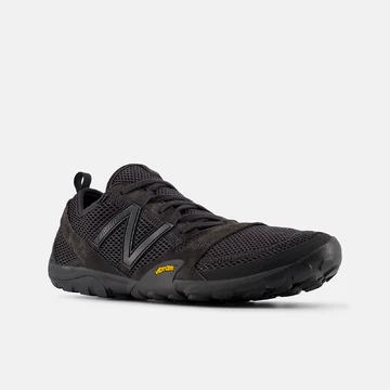 New Balance MT10 Black schräg seitlich