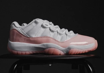Jordan 11 Low Legend Pink Außenseite auf schwarzem Untergrund