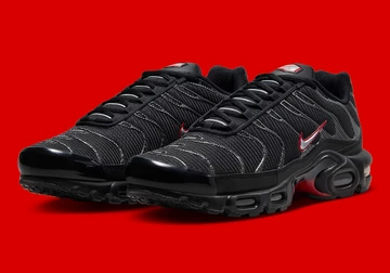 Der Air Max Plus University Red von schräg