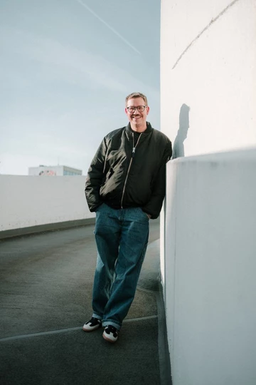 Christopher trägt den adidas Samba Black Wonder White im Wales Bonner Style