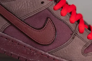 Der SB Dunk Low City of Love Burgundy Crush am Fuß, man sieht die Details