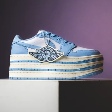 Air Jordan 1 Triple Stack WMNS Psychic Blue Außenseite